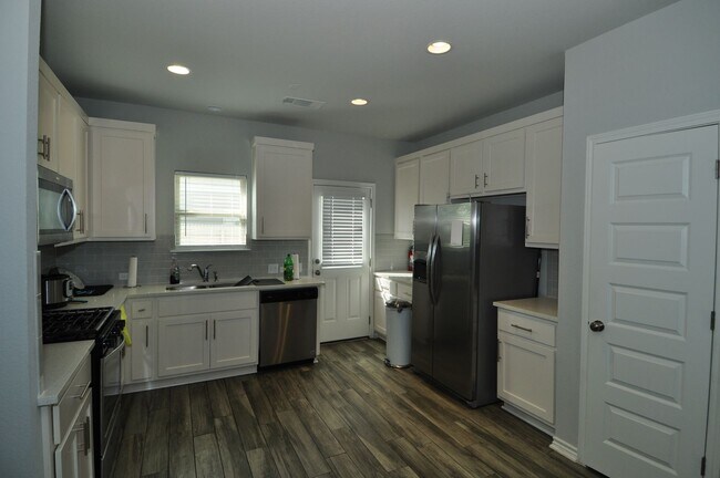 Foto del edificio - Open concept home with luxury vinyl plank ...