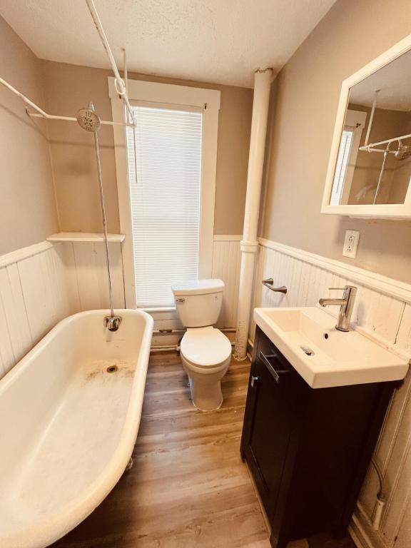 Building Photo - 153 Horton St