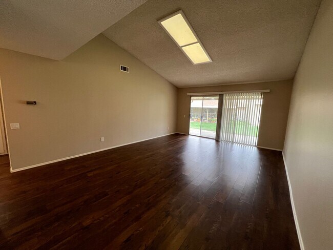Foto del edificio - Wonderful Coronado Floorplan with 2 Car Garage