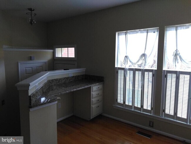 Foto del edificio - 1384 Park Garden Ln