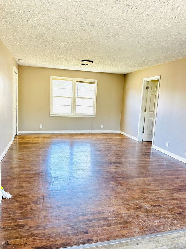 Building Photo - Three bedroom Month to Month!!