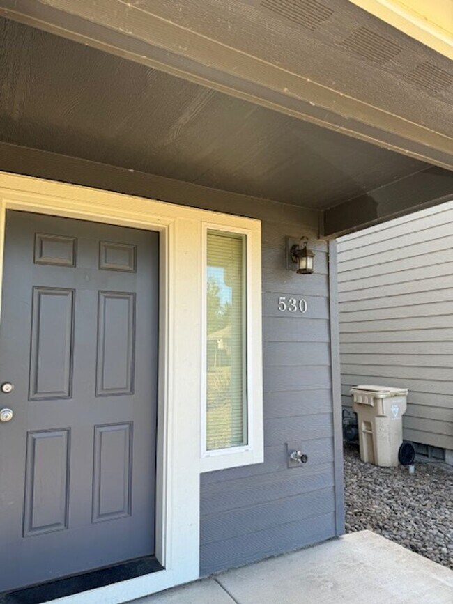 Foto del edificio - 2 Bedroom Townhouse with a fenced backyard!