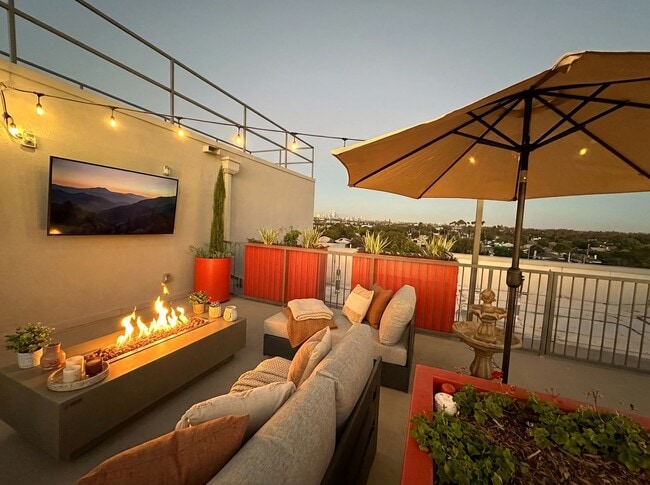 Building Photo - Cloud Nine