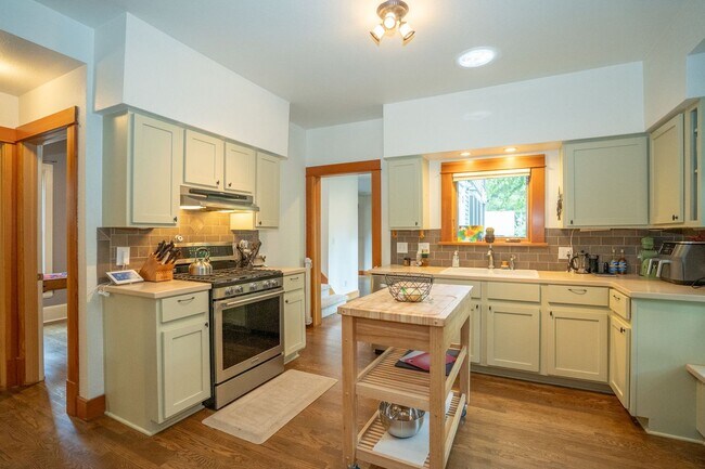 Foto del edificio - Charming 2-Bed, 2-Bath Loft Home in Old To...