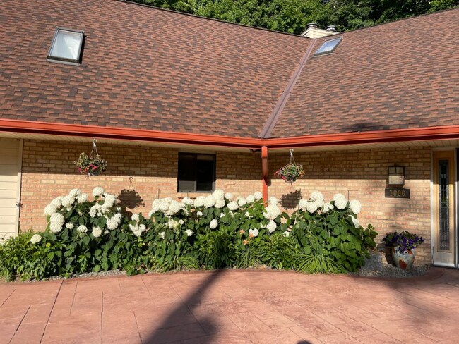 Building Photo - 1000 Heritage Ln