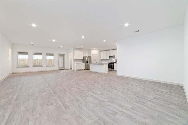 Building Photo - 7207 Sunbreeze Ln