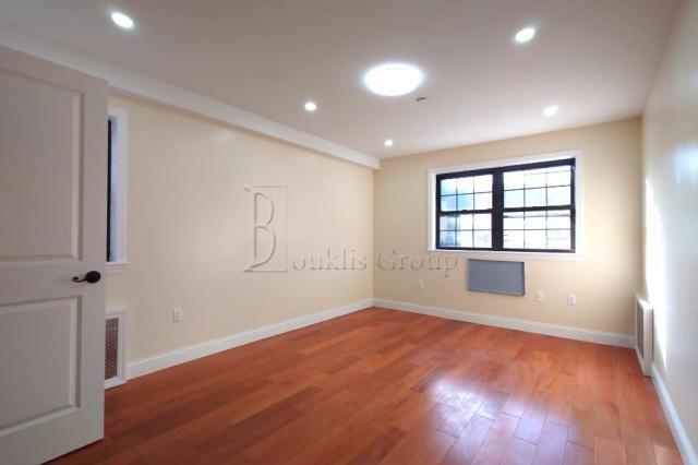 Building Photo - 4 bedroom in ASTORIA NY 11103