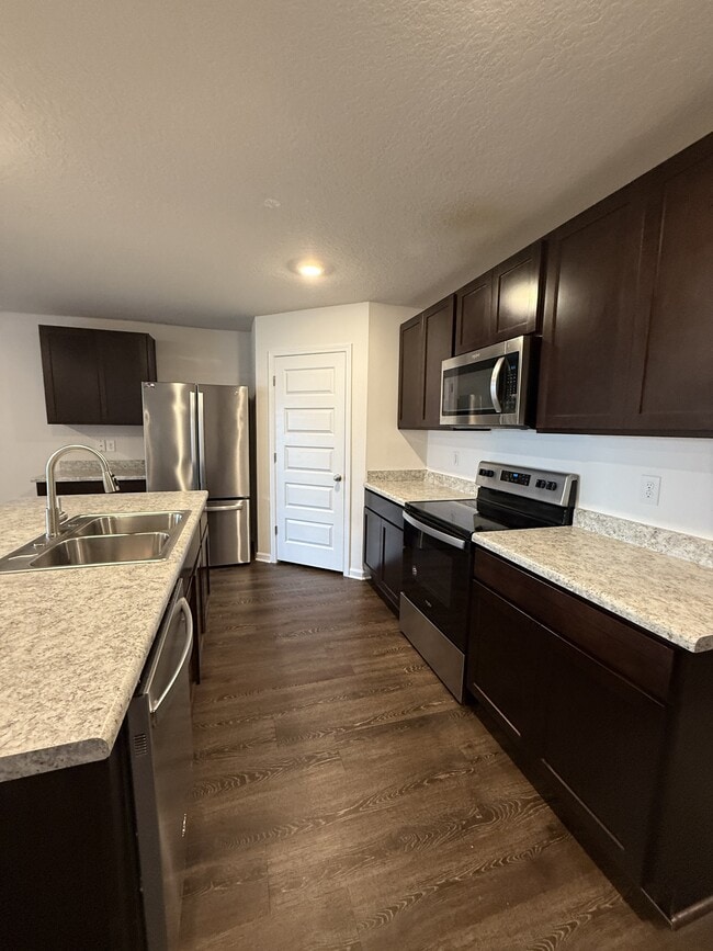 Foto del edificio - 209 Laurel Hl St