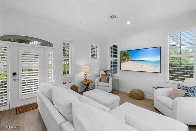 Building Photo - 991 8th St S