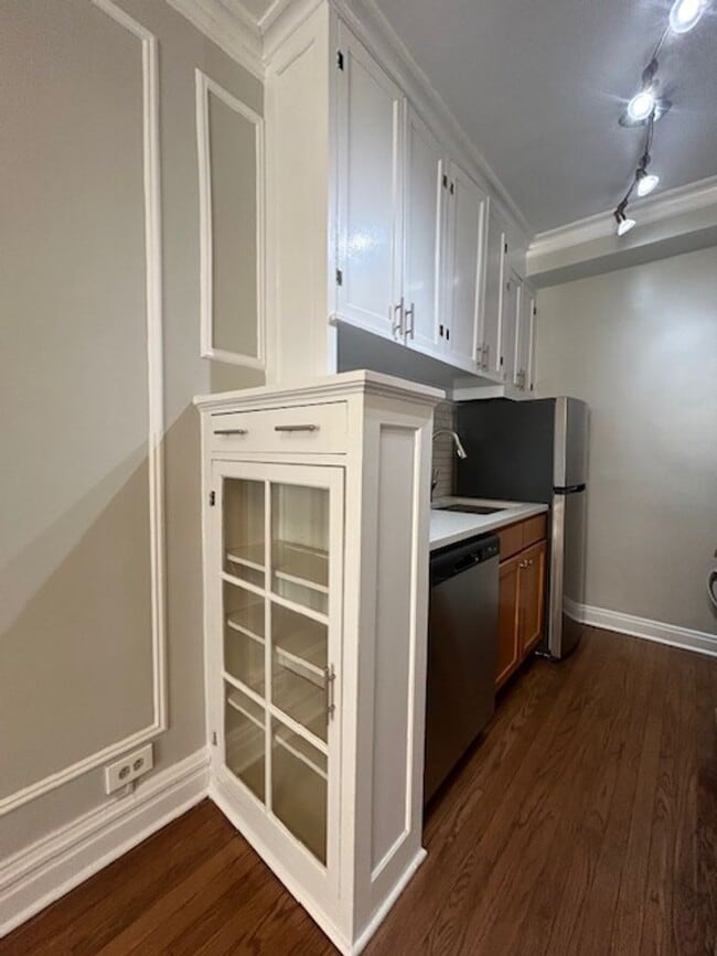 Building Photo - One Bedroom/One Bath in Historic Building ~ Heat Included ~ Cats Welcome