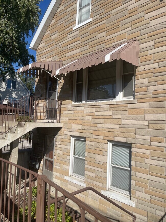 Building Photo - 2513 S CLAREMONT St