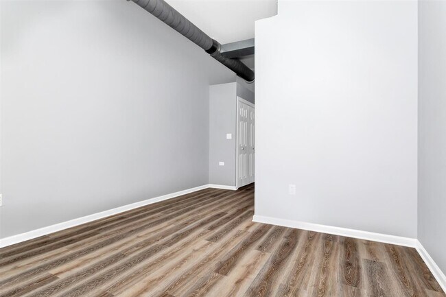 Building Photo - 2124 E 6th St