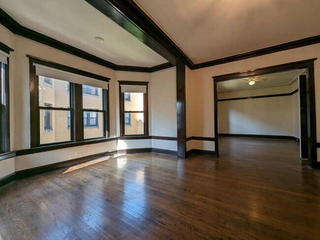 Foto del edificio - 2418 N Sawyer Ave