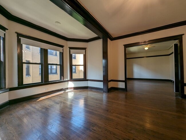 Building Photo - 2418 N Sawyer Ave