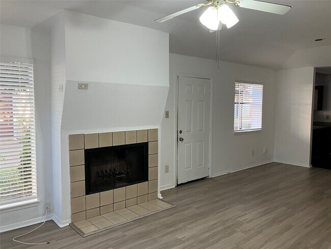 Foto del edificio - 8048 Sands Point Dr