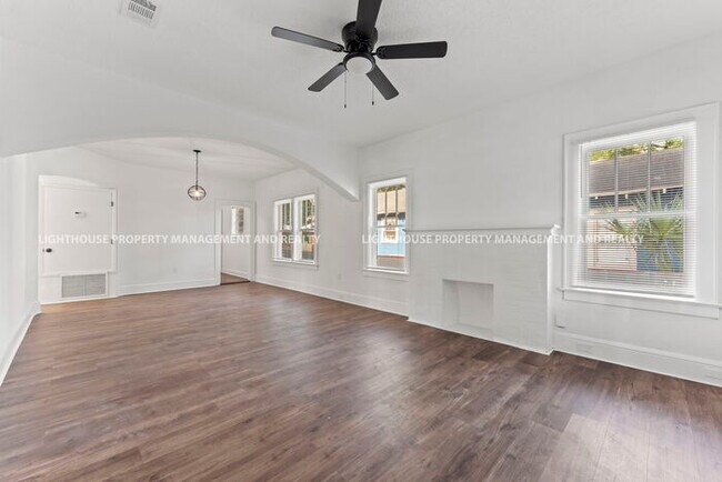 Foto del edificio - Renovated house with front and back porch