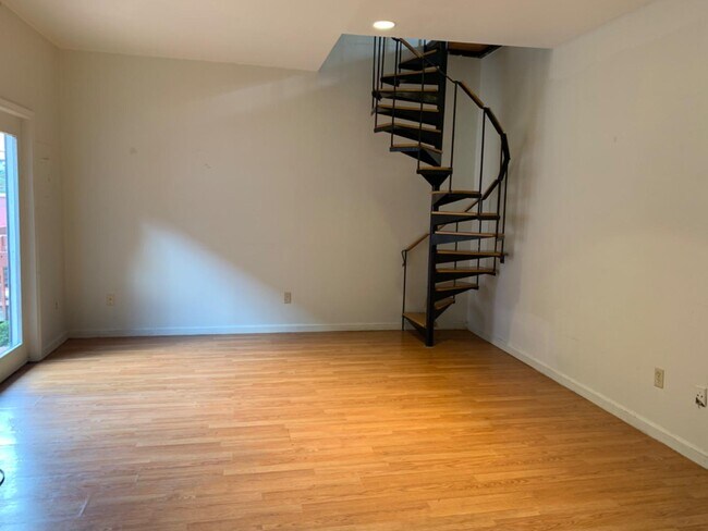 Foto del edificio - 111 E 6th St