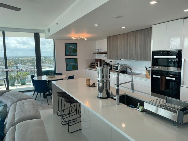 Foto del edificio - 730 N Ocean Blvd
