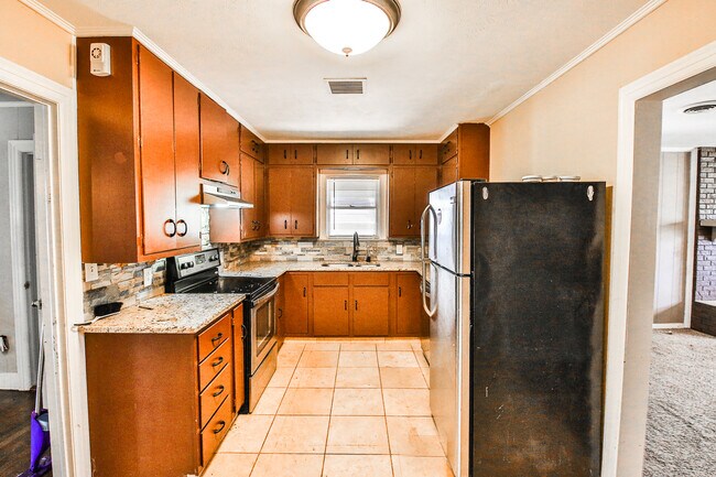 Building Photo - Pre-leasing for July!