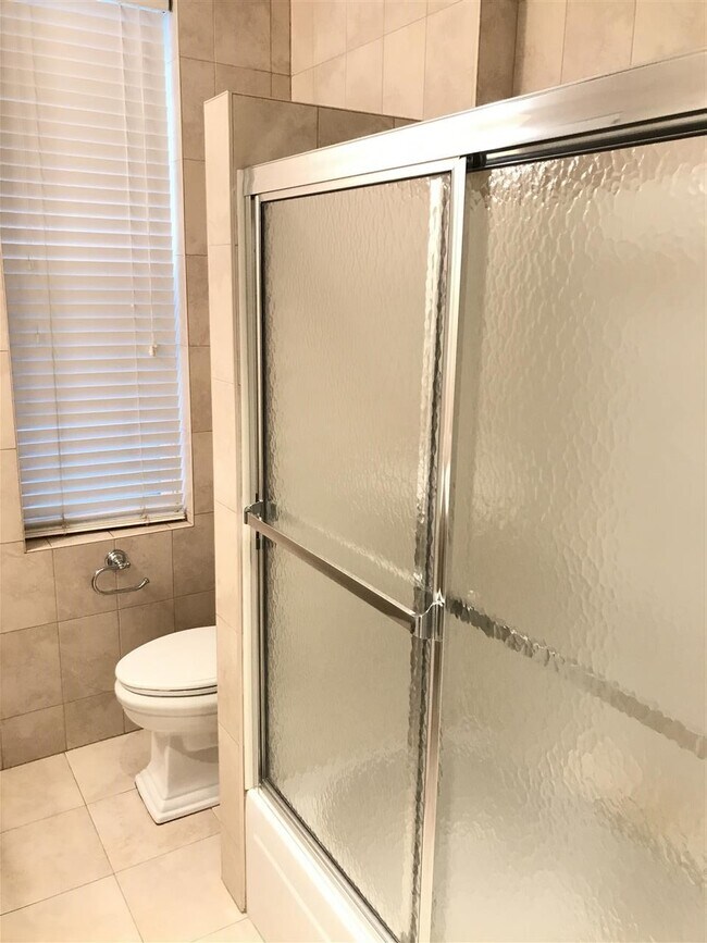 Foto del edificio - 102 Manhattan Ave