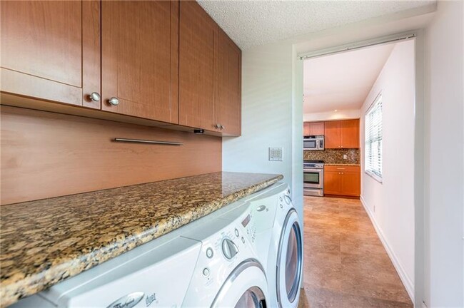 Foto del edificio - 933 Cypress Grove Dr