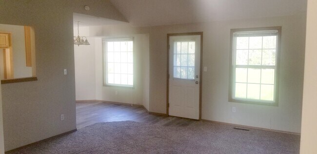Foto del edificio - 815 N Pinewood Ave