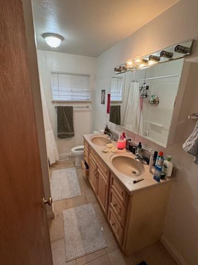 Building Photo - 2bed 1 bath Boulder duplex for rent