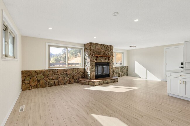 Building Photo - Bright & Beautiful Foothills Home Just Minutes from Downtown Boulder