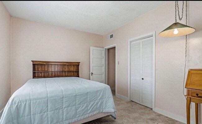 Building Photo - 141 Davis Dr