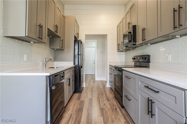 Foto del edificio - 4168 Merriam Ln