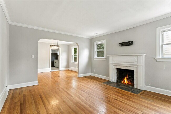 Foto del edificio - "Charming 3-Bedroom Retreat with 2 Full Baths in Hampton – Spacious 1494 Sq Ft Gem!"
