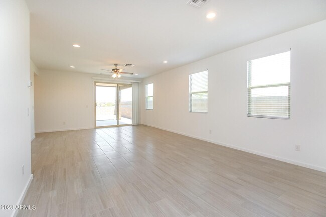 Foto del edificio - 4386 Greenleaf Dr