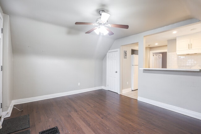 Building Photo - 24 Holton Av S