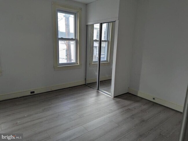 Building Photo - 327 W Race St