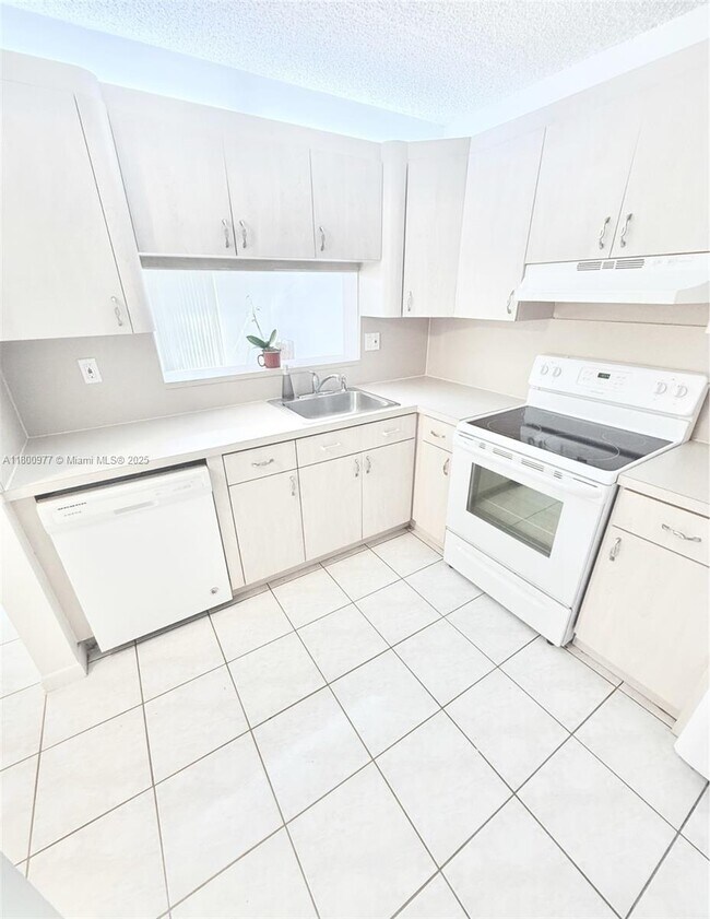 Building Photo - 10835 SW 112th Ave