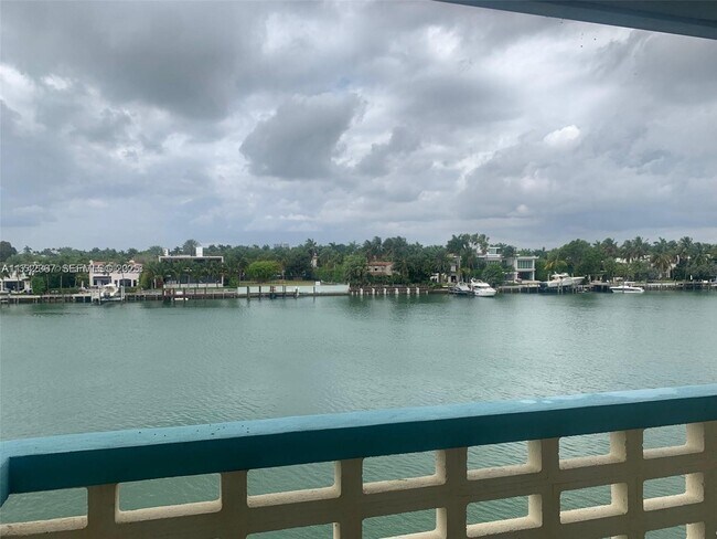 Foto del edificio - 6484 Indian Creek Dr