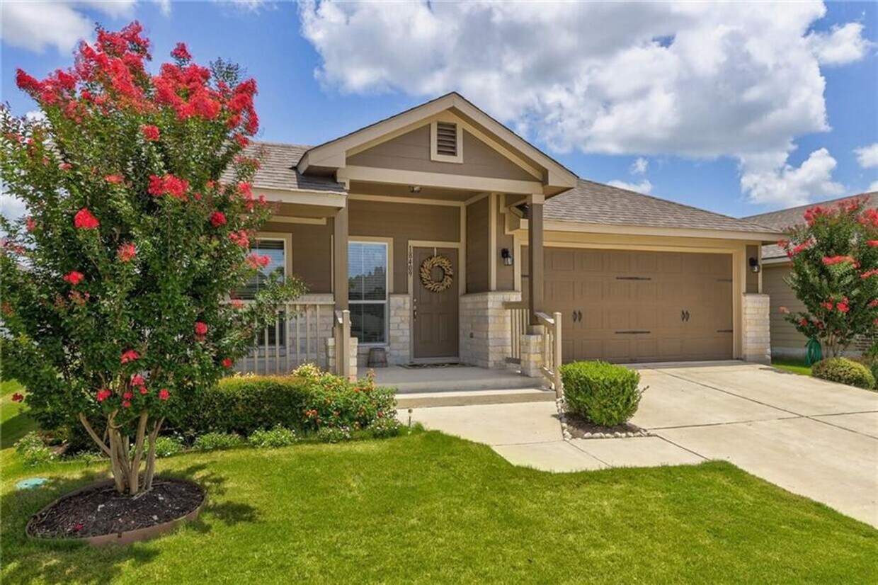 Primary Photo - Spacious & Beautiful 3/BR 2/BA Home with E...