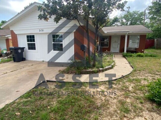 Building Photo - 7 Bedroom Home Available for Lease or Rent to Own!