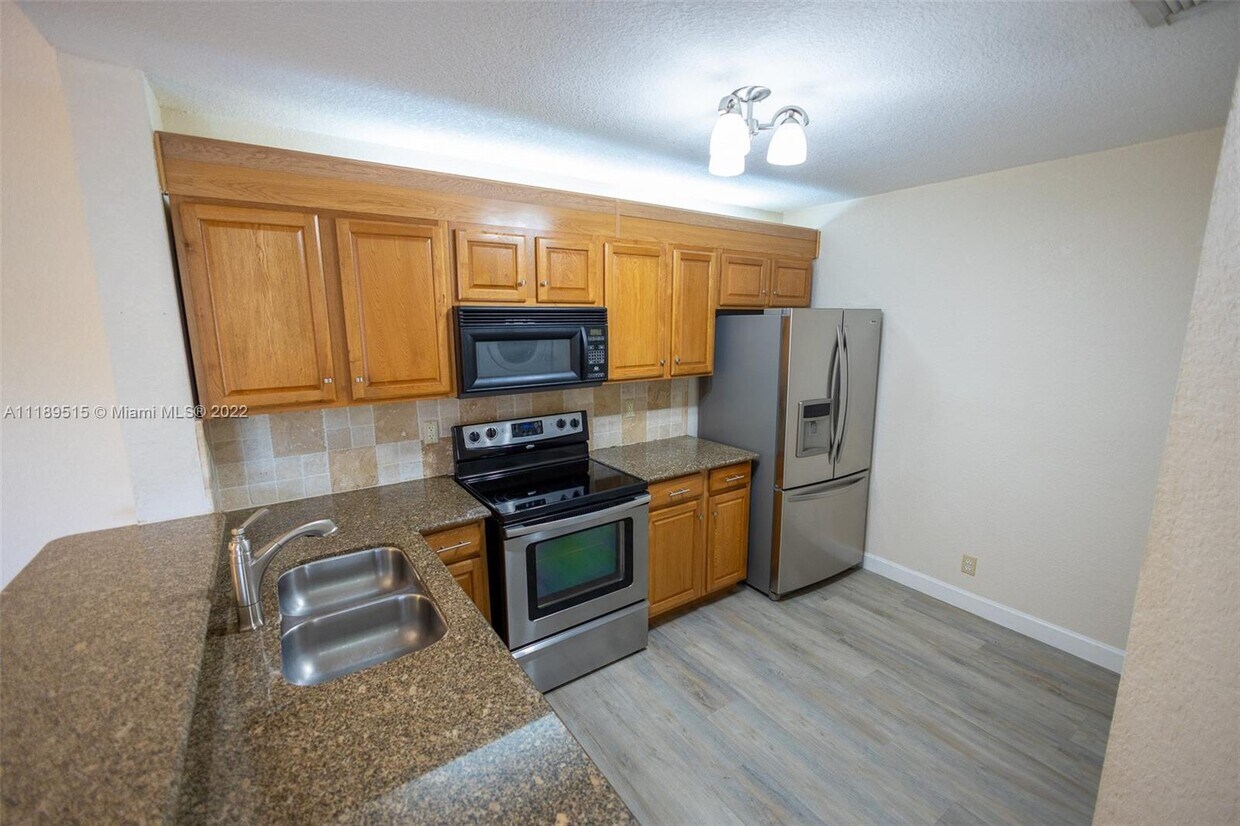 Foto principal - 5681 Riverside Dr