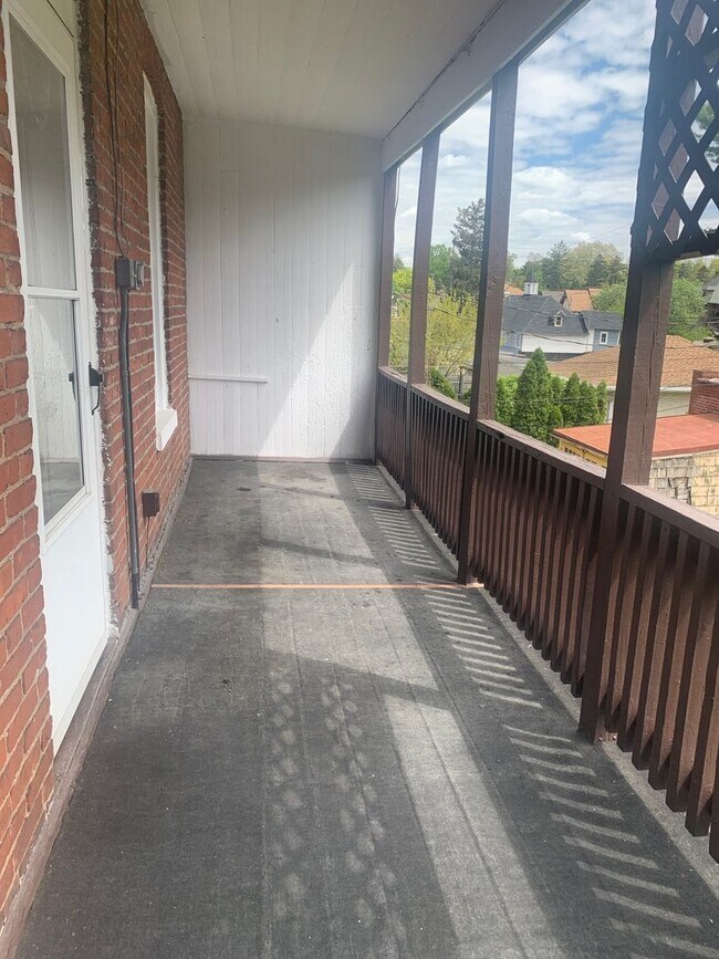 Foto del edificio - 3 Bedroom 1 Bath Apartment with Parking, Deck