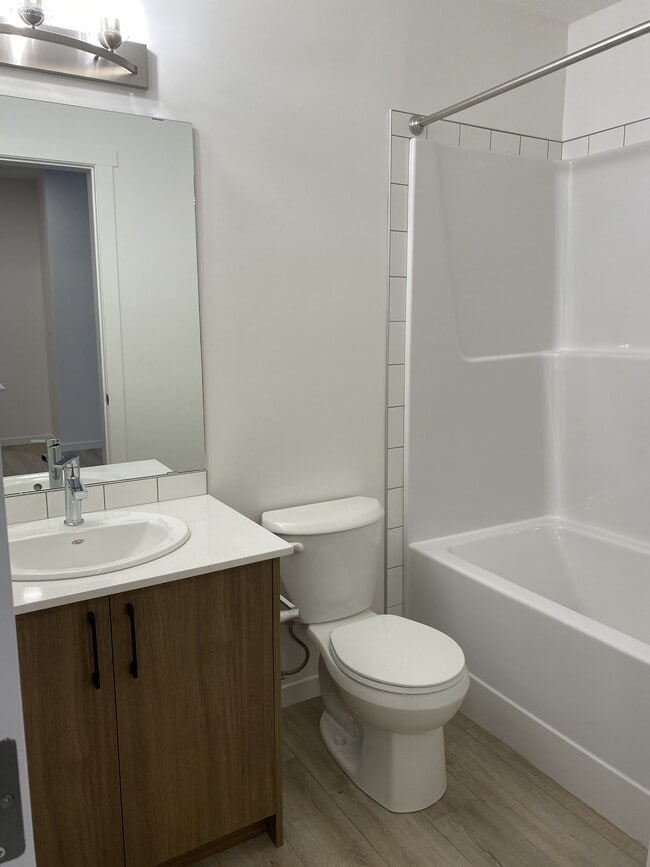 Building Photo - 9227-9228 228 St NW