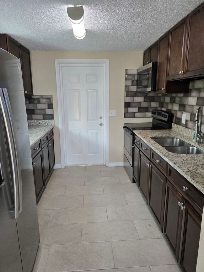 Building Photo - 2 BEDROOM 1 BATH NEAR USF