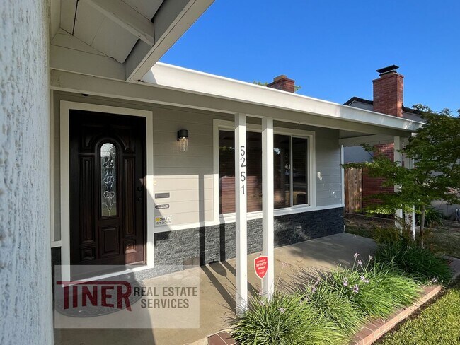 Building Photo - Beautiful Colonial Village Home
