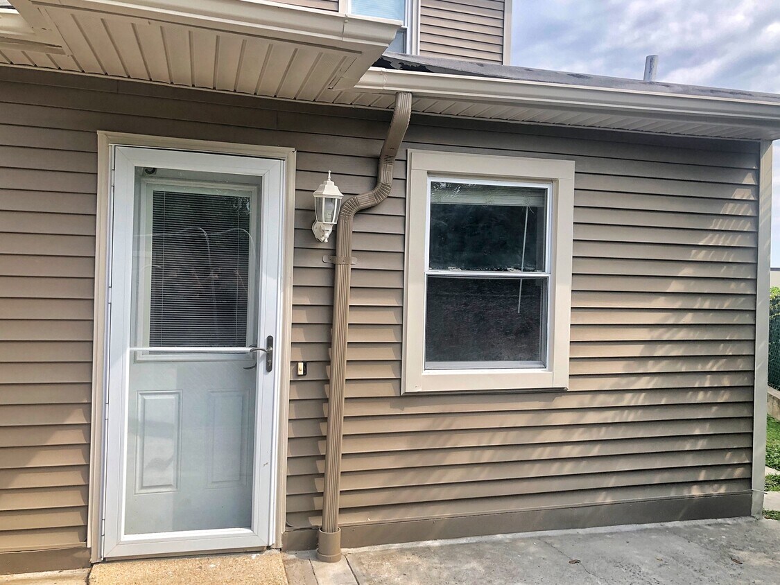 own private entry - 911 Midland Ave