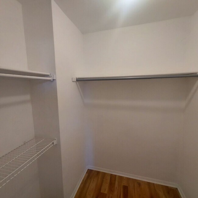 Building Photo - 1 Bed 1 Bath Condo Off Buckley Rd