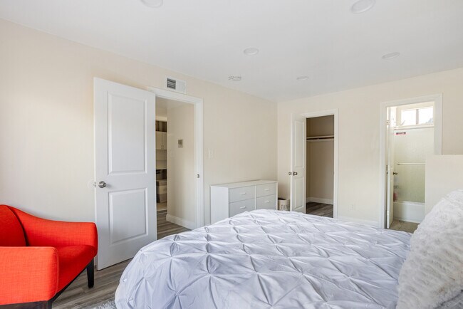 Building Photo - 746 N Eucalyptus Ave