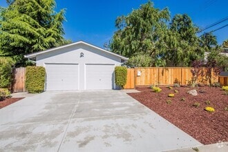 Building Photo - 901 Bing Dr
