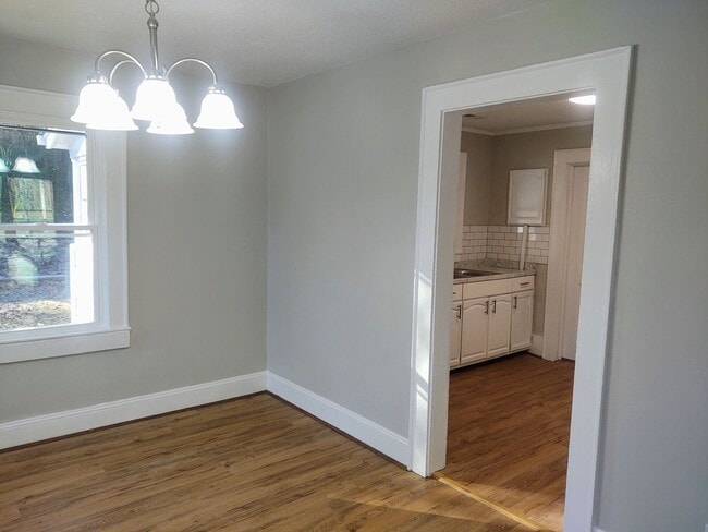 Building Photo - Renovated 2 bedroom 1 bathroom House Avail...