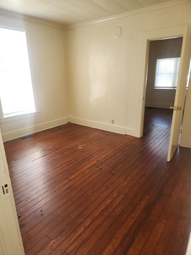 Building Photo - 3 BR near University of Saint Francis
