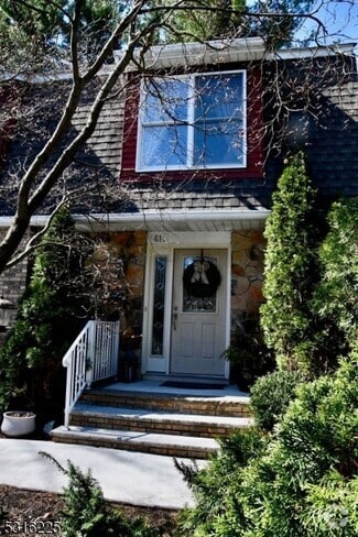 Building Photo - 611 Grove St